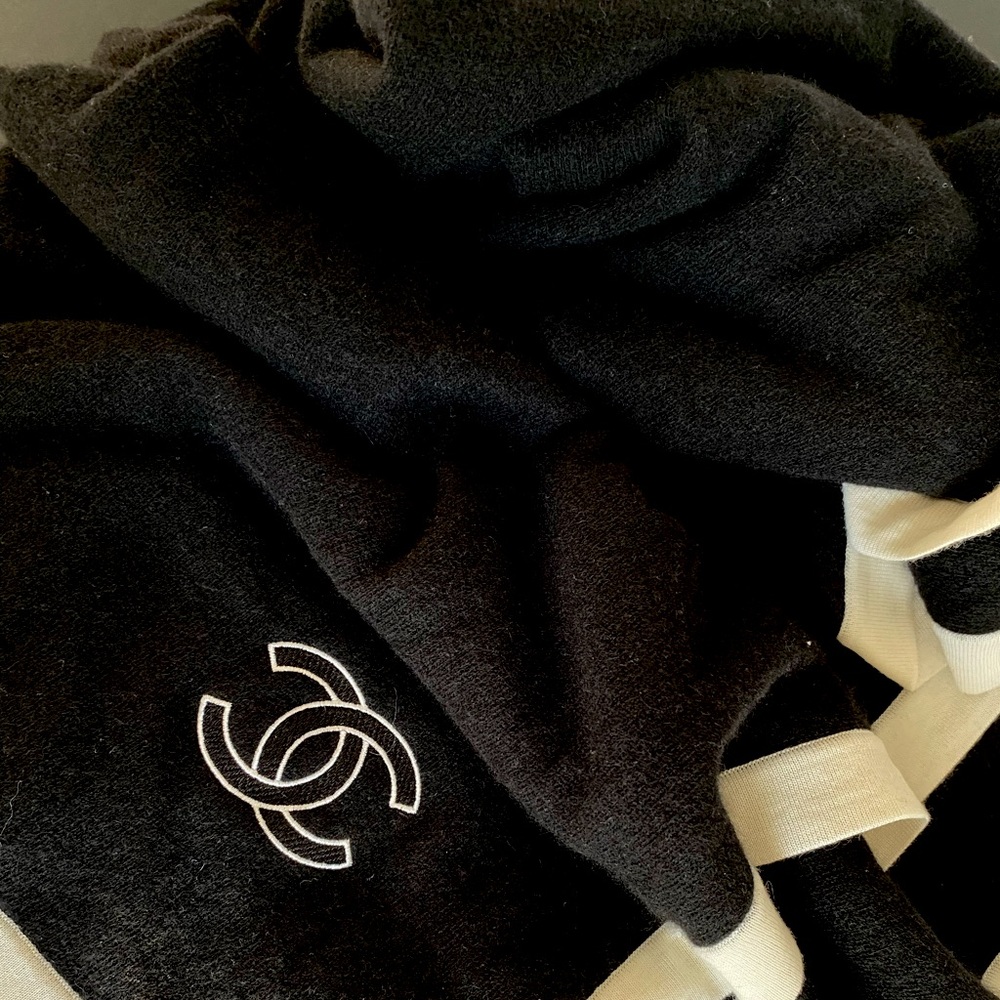 FULL SET - CHANEL Black / Beige Cashmere and Silk Stole Shawl - Picture 6 of 10